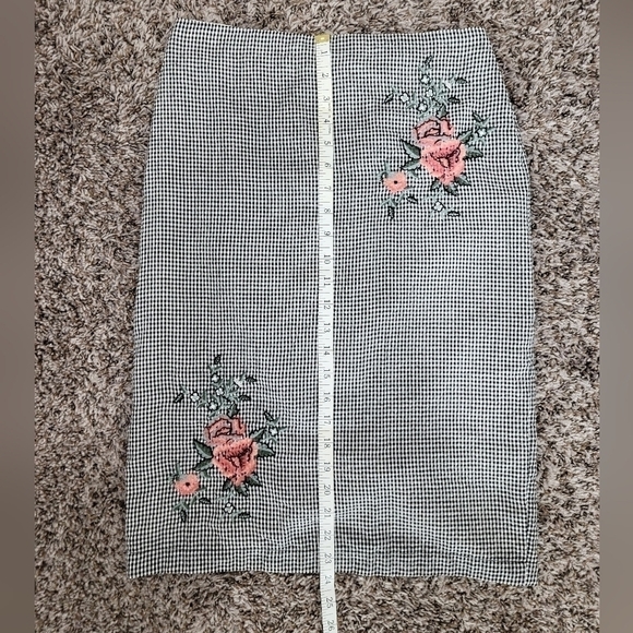 DownEast Black and White Checkered Midi Pencil Skirt with Floral Details - Picture 9 of 12